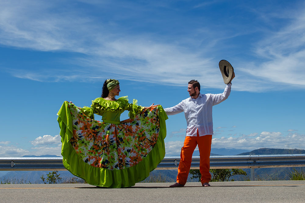 Novios con traje de baile típico colombiano